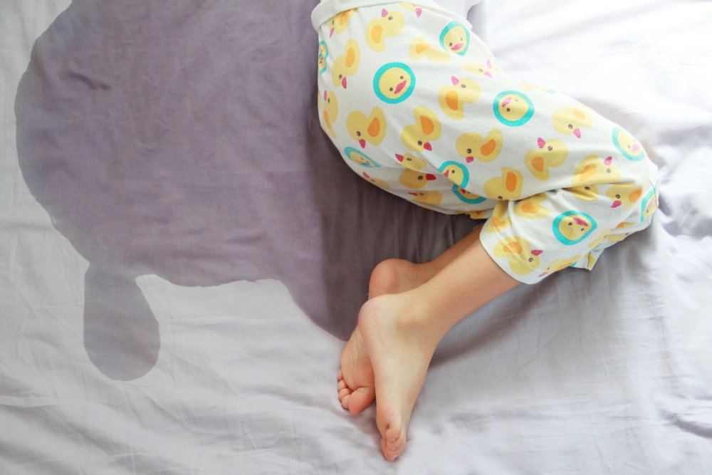 Meu Filho Voltou a Fazer Xixi na Cama: Causas e Como Ajudar